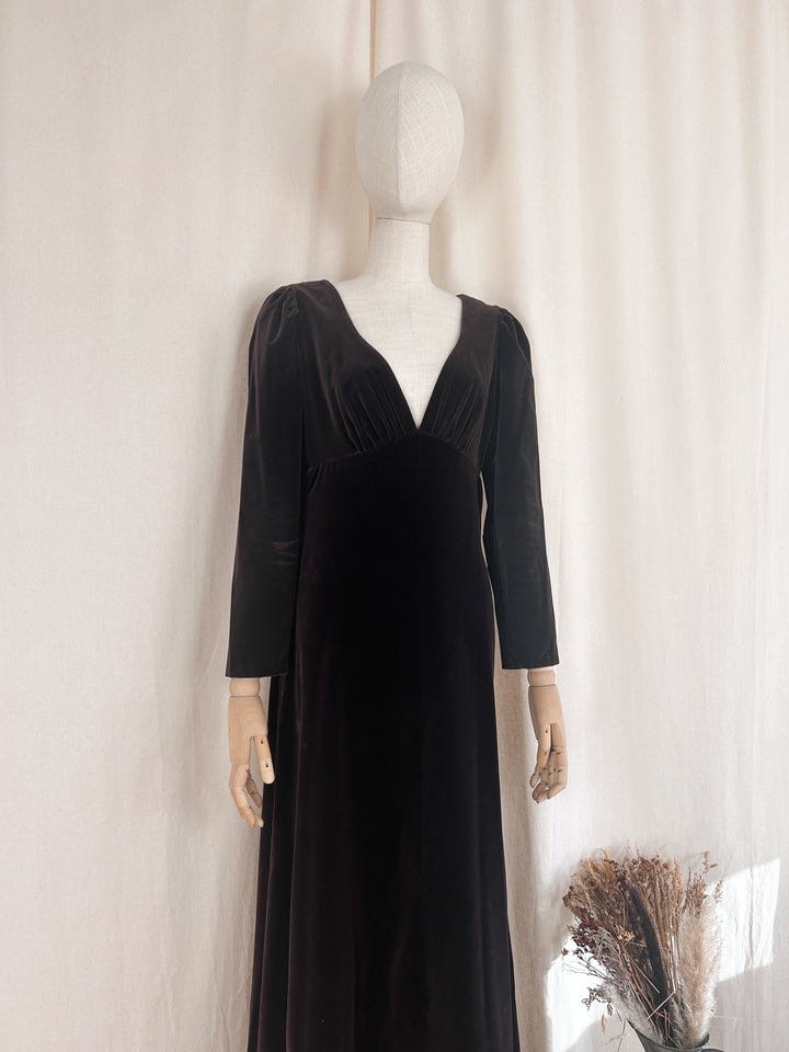 The Briarwood ~ insanely beautiful rare chocolate brown velvet 70s maxi dress by quad