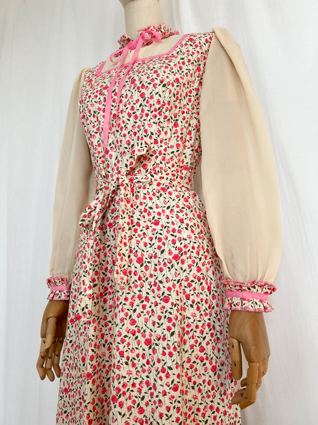 Pretty Romantic Rose Floral Cotton 70s Dress