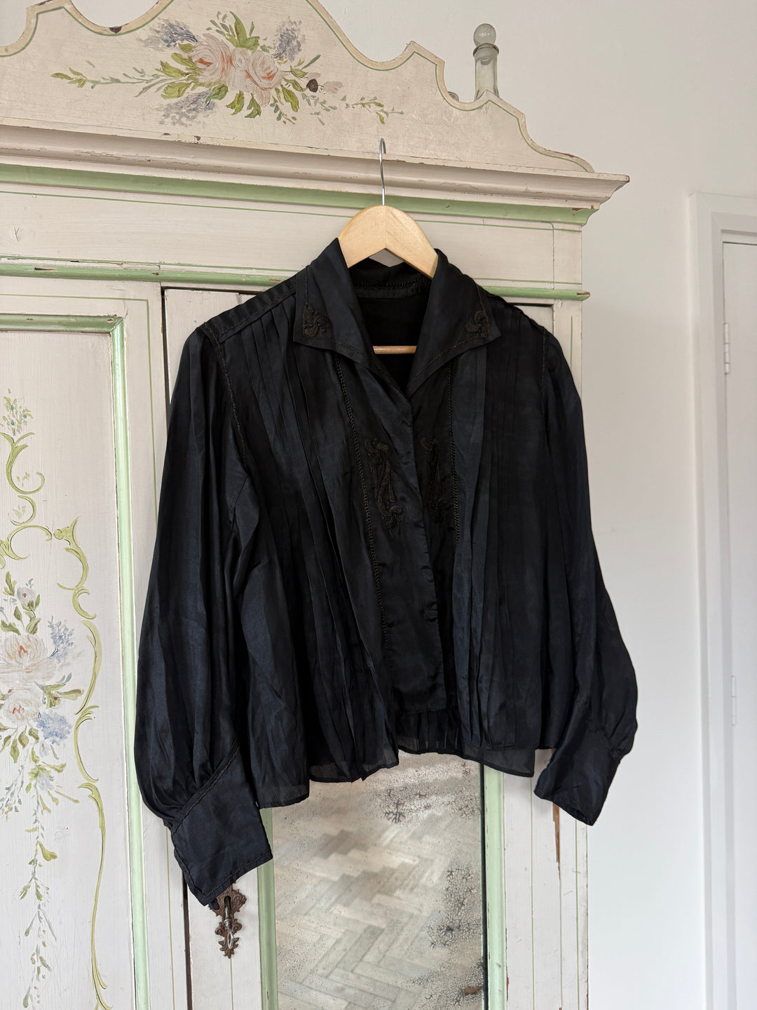 INCREDIBLE EDWARDIAN SILK EMBROIDERED BLOUSE