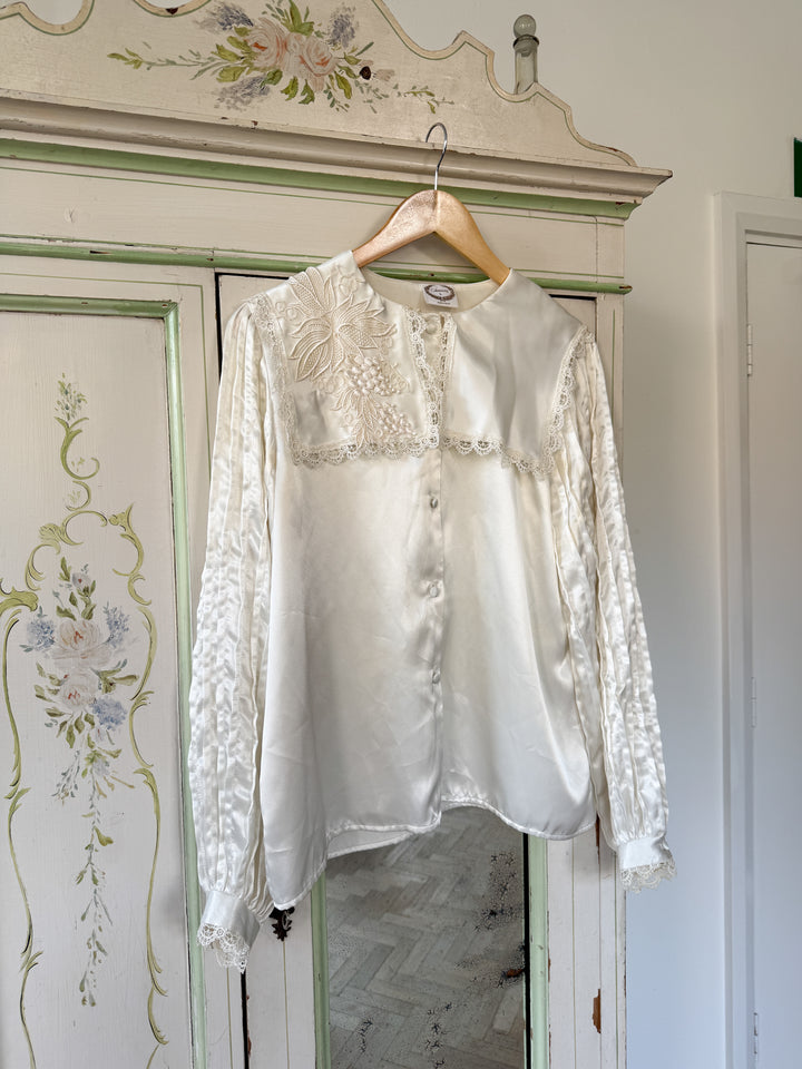 BEAUTIFUL CREAM SATIN 1970S LACE TRIMMED BLOUSE