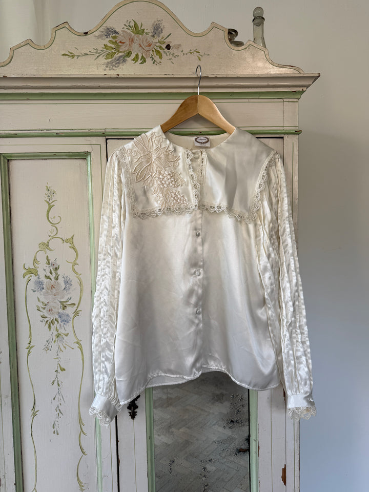 BEAUTIFUL CREAM SATIN 1970S LACE TRIMMED BLOUSE