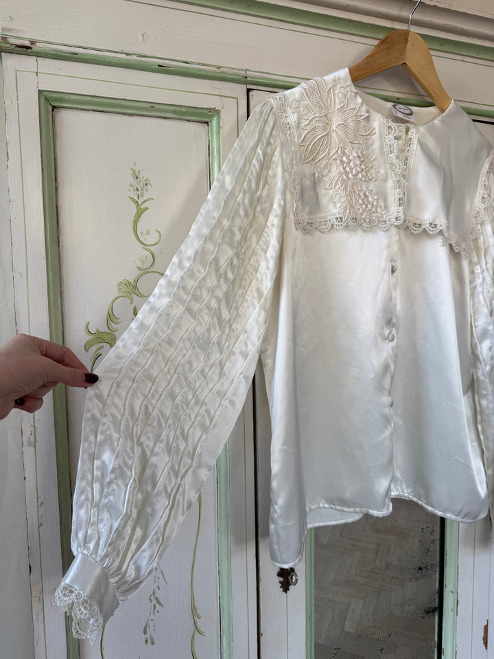 BEAUTIFUL CREAM SATIN 1970S LACE TRIMMED BLOUSE