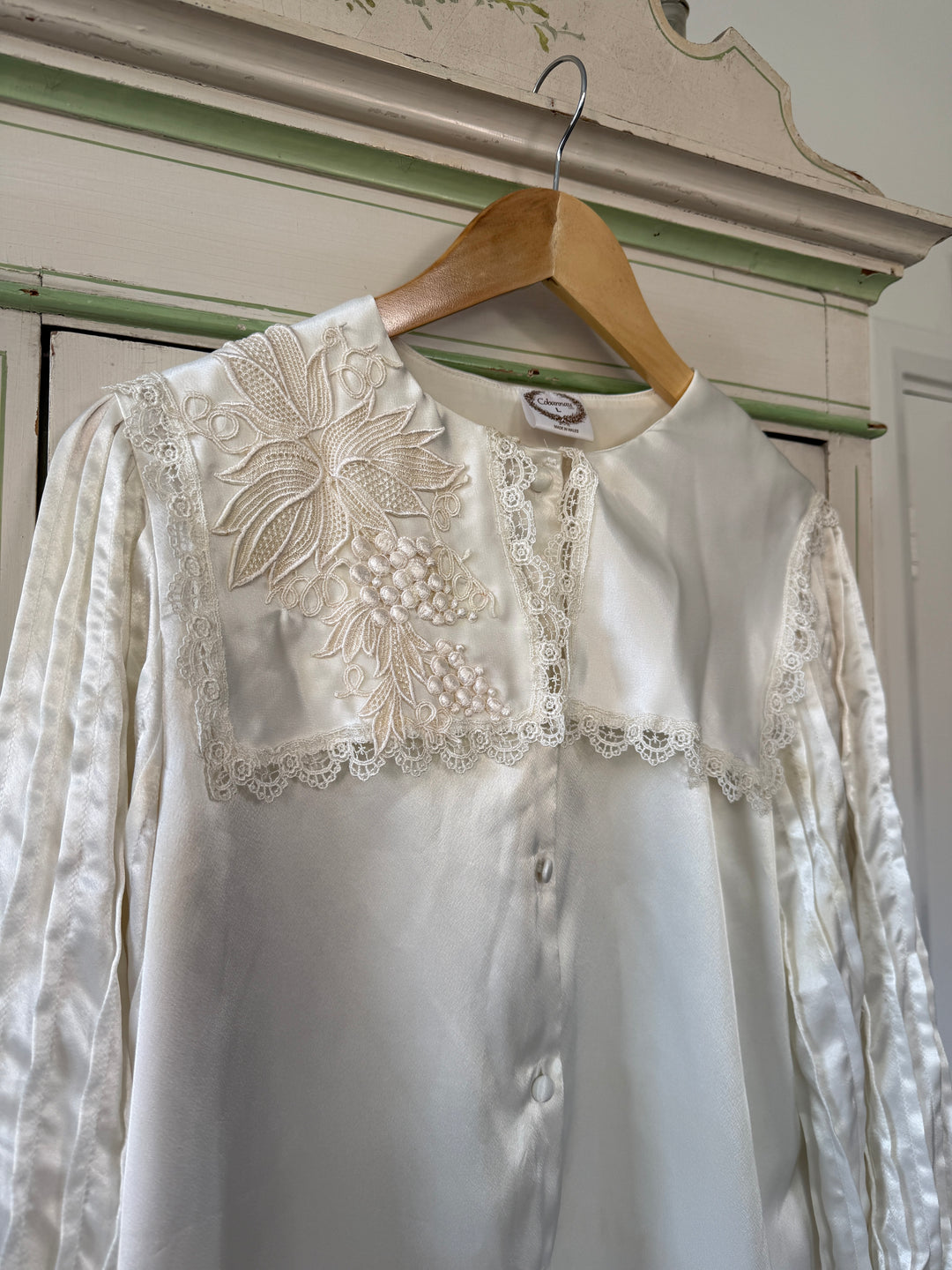 BEAUTIFUL CREAM SATIN 1970S LACE TRIMMED BLOUSE