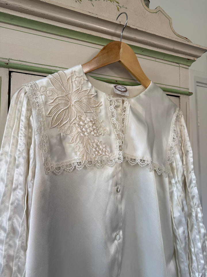 BEAUTIFUL CREAM SATIN 1970S LACE TRIMMED BLOUSE
