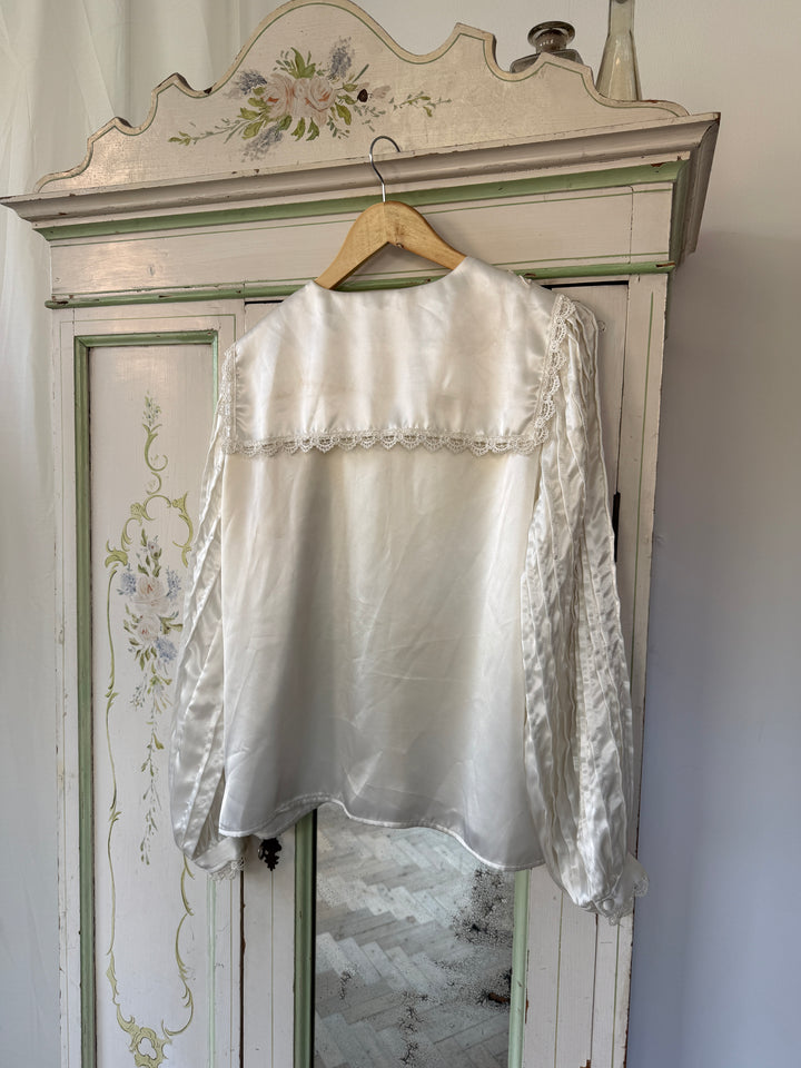 BEAUTIFUL CREAM SATIN 1970S LACE TRIMMED BLOUSE