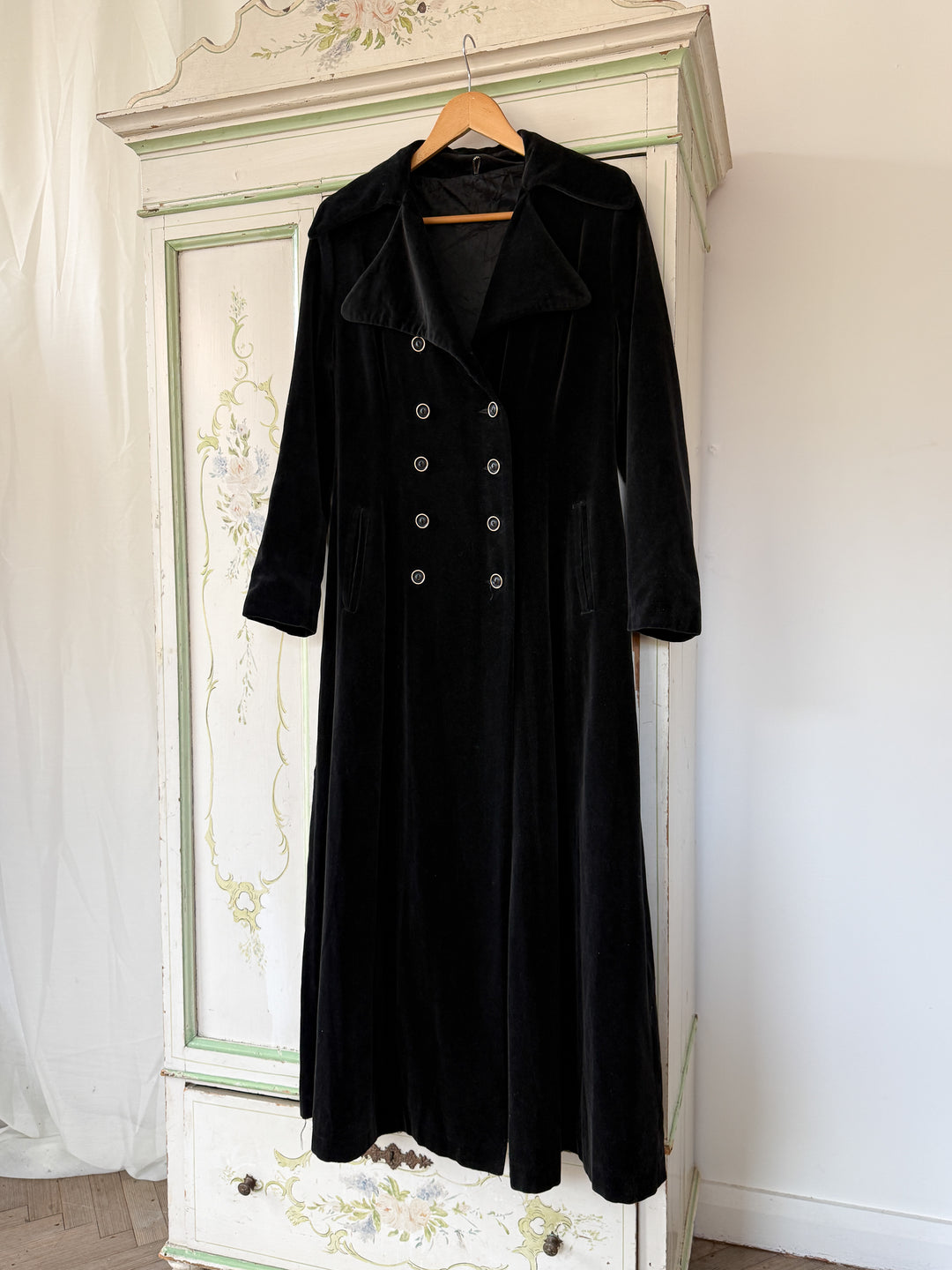 DIVINE RARE 1970S DOUBLE BREASTED GOTHIC VELVET MAXI COAT