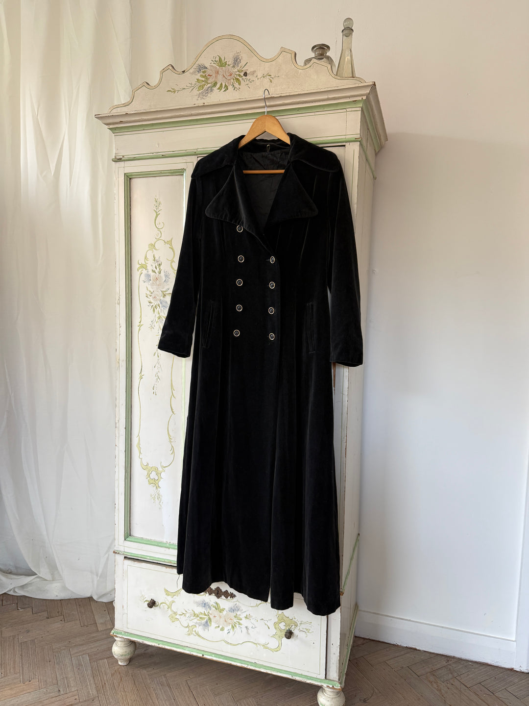 DIVINE RARE 1970S DOUBLE BREASTED GOTHIC VELVET MAXI COAT