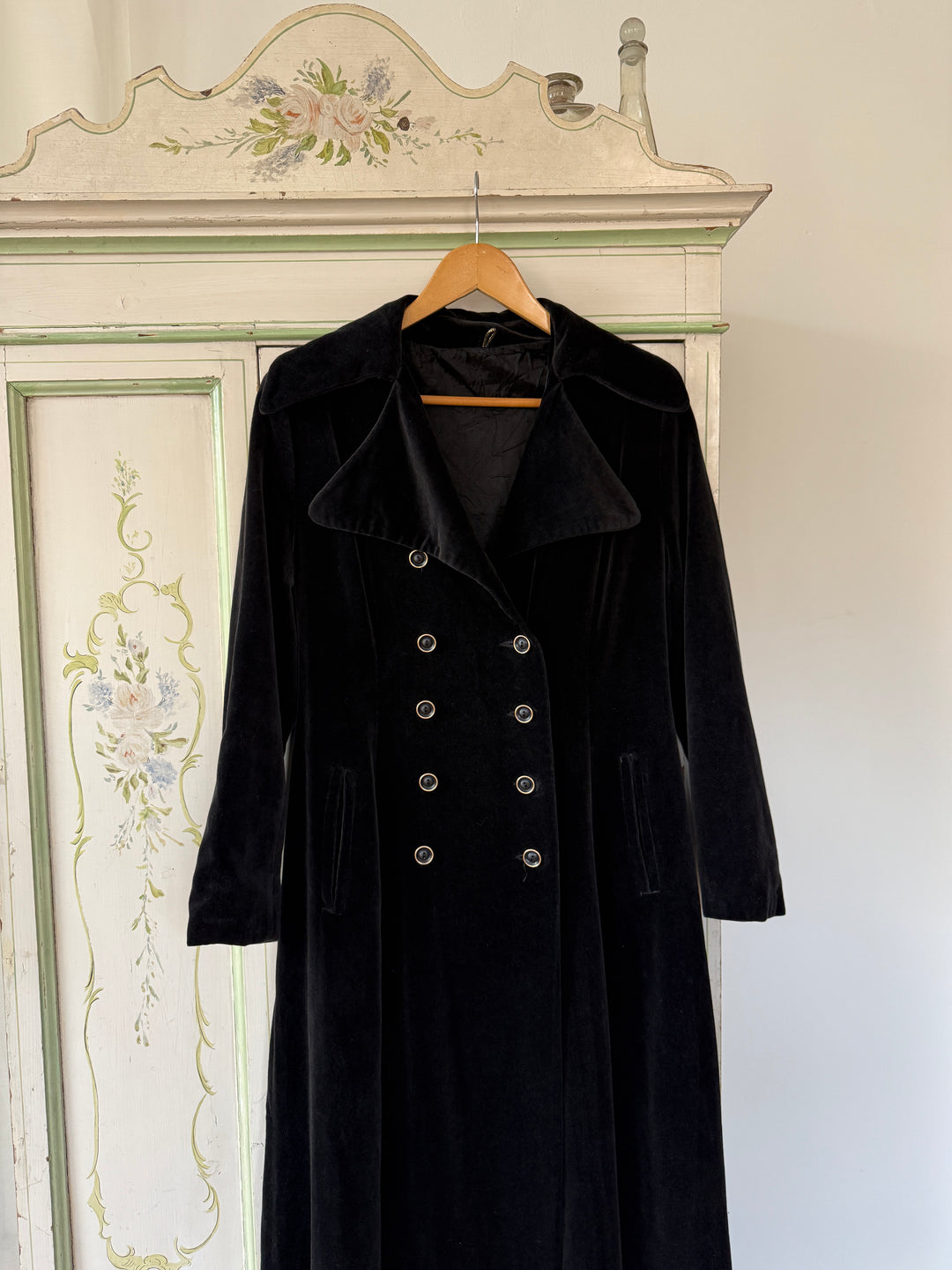DIVINE RARE 1970S DOUBLE BREASTED GOTHIC VELVET MAXI COAT