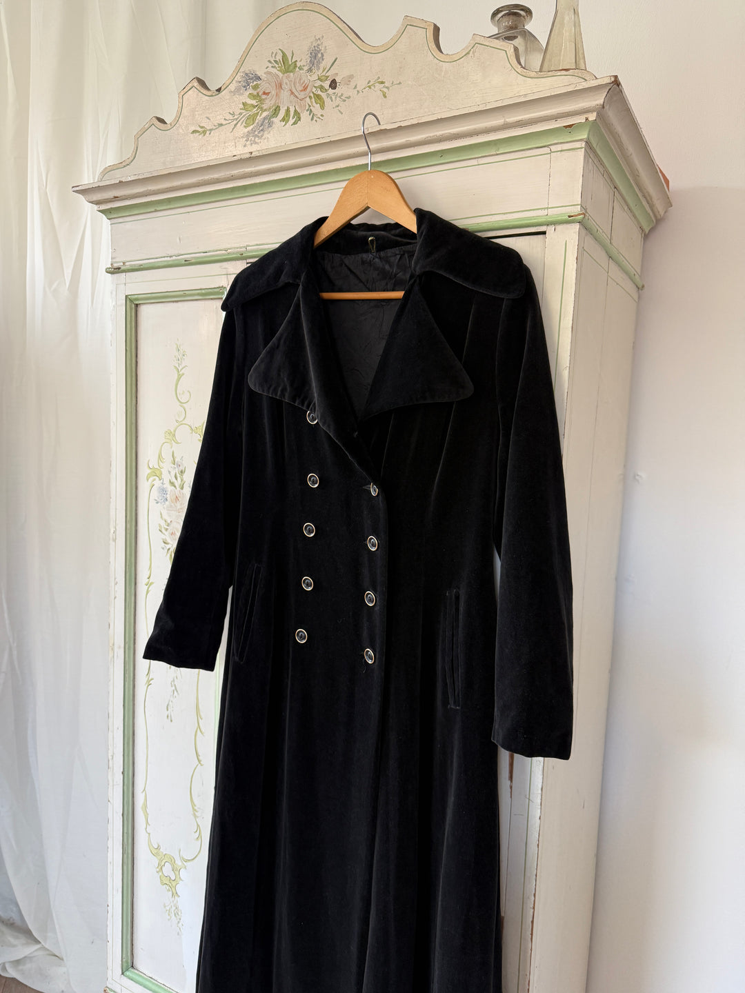 DIVINE RARE 1970S DOUBLE BREASTED GOTHIC VELVET MAXI COAT
