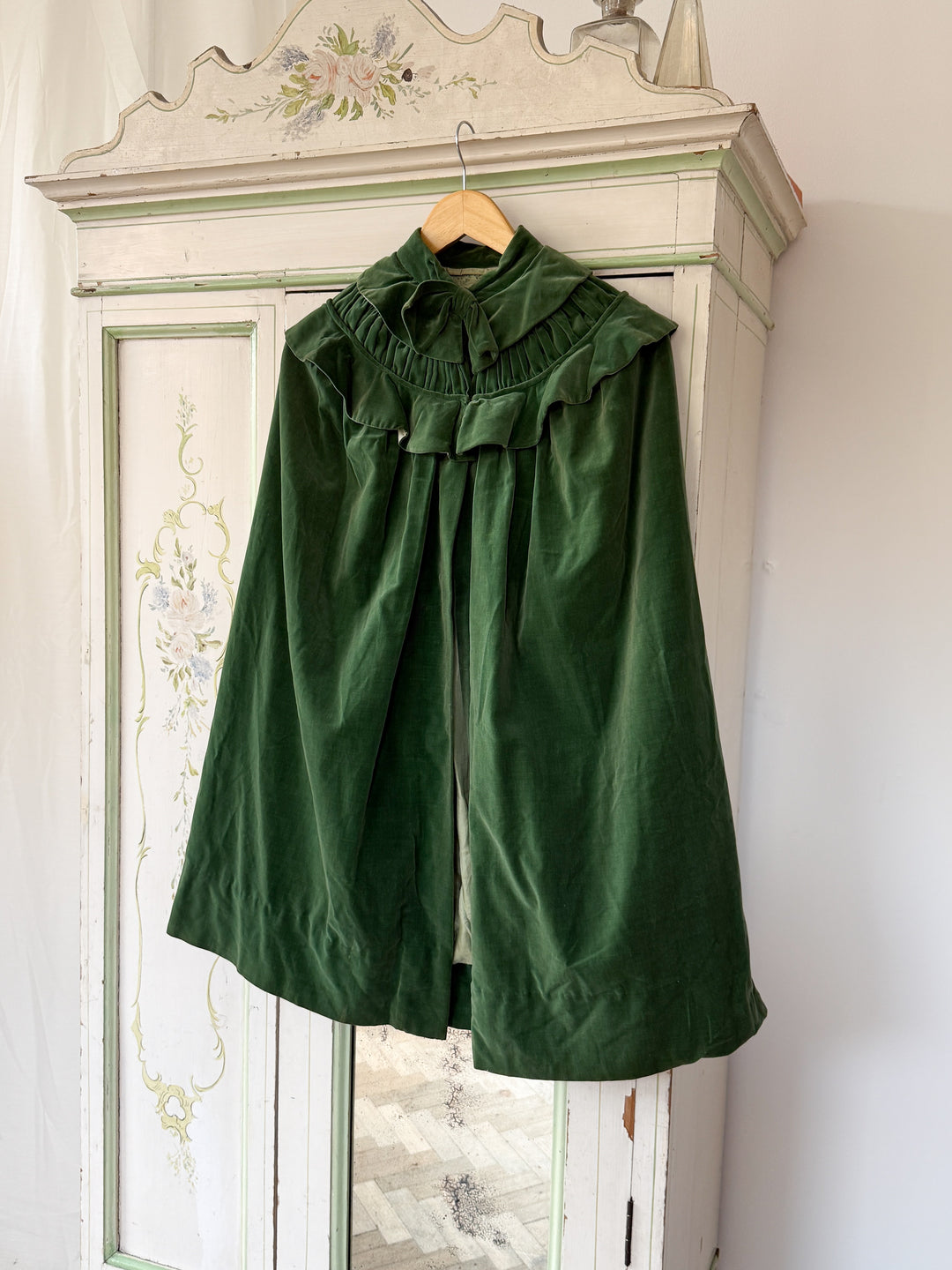 BEAUTIFUL RARE 1930S GREEN VELVET CAPE
