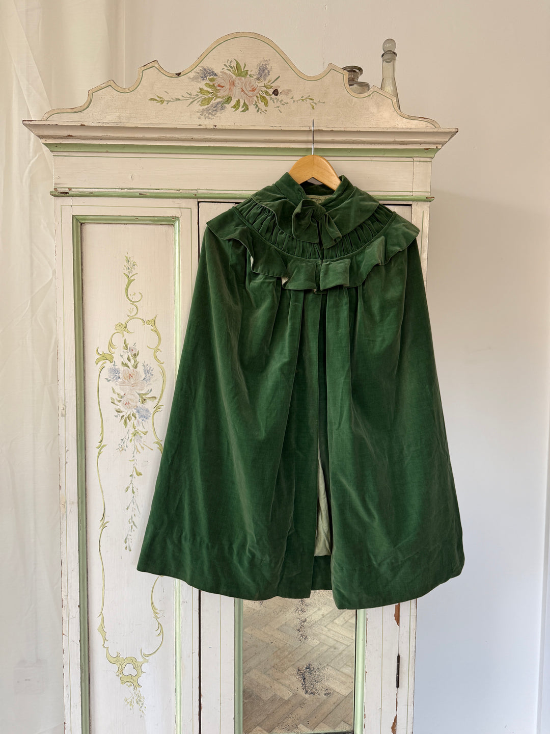 BEAUTIFUL RARE 1930S GREEN VELVET CAPE