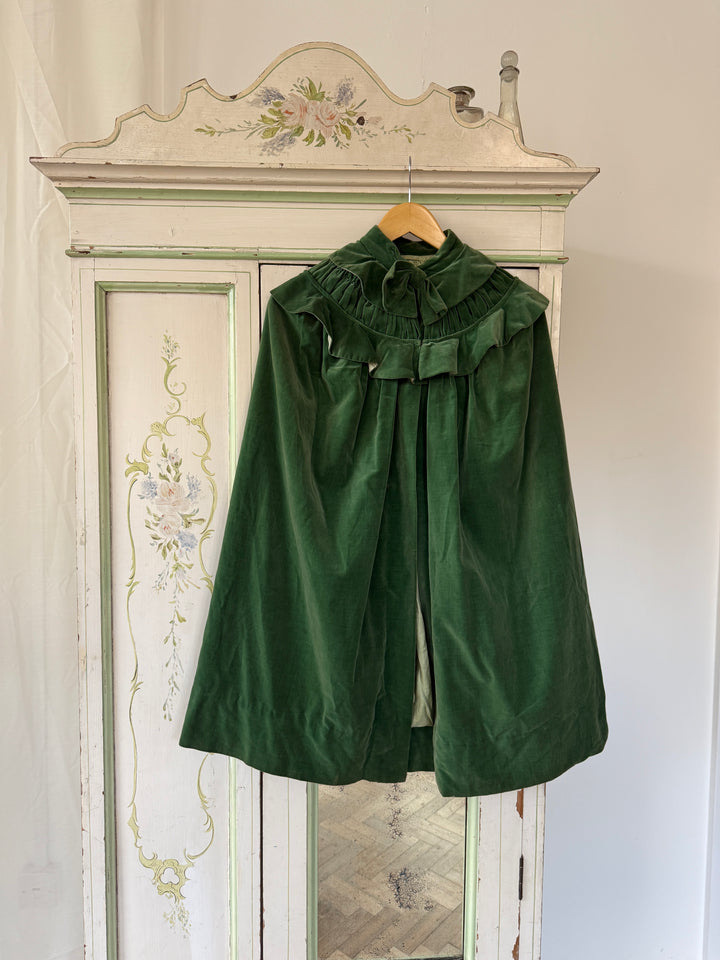 BEAUTIFUL RARE 1930S GREEN VELVET CAPE