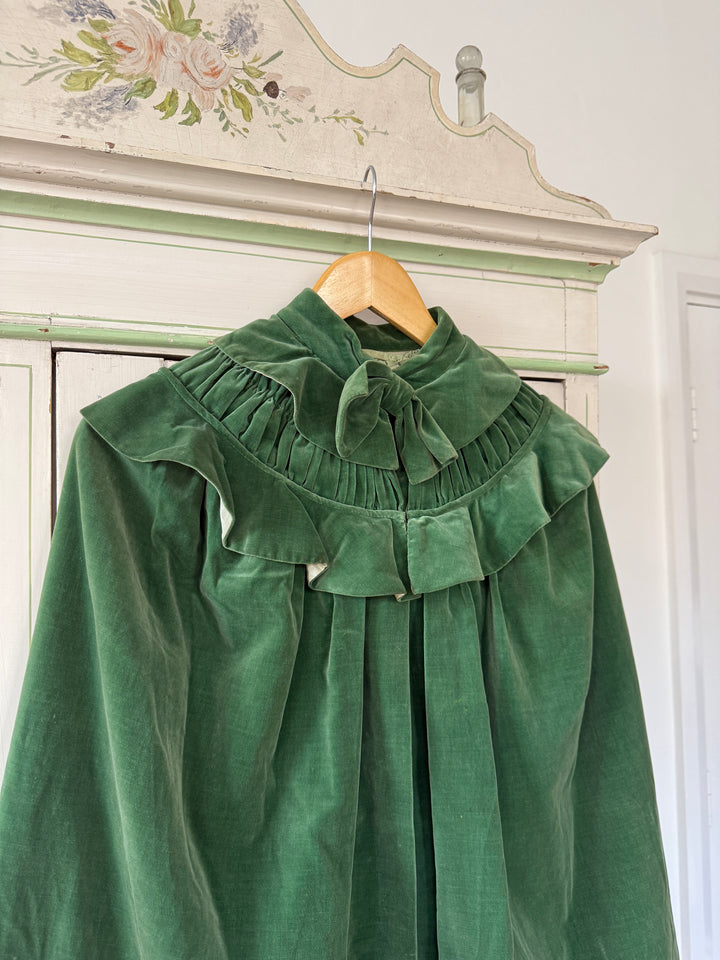 BEAUTIFUL RARE 1930S GREEN VELVET CAPE