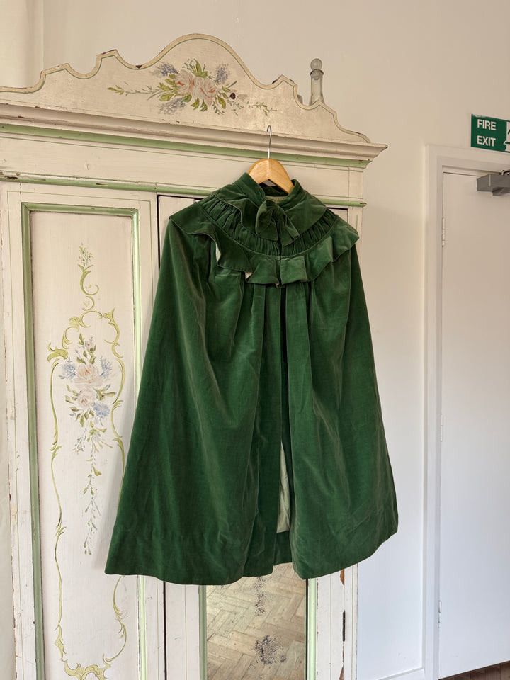 BEAUTIFUL RARE 1930S GREEN VELVET CAPE