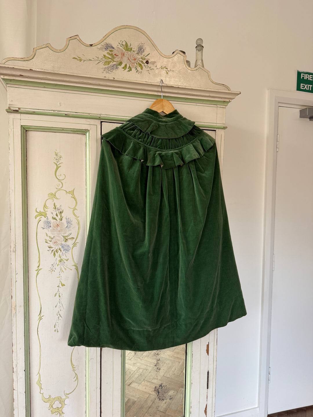 BEAUTIFUL RARE 1930S GREEN VELVET CAPE