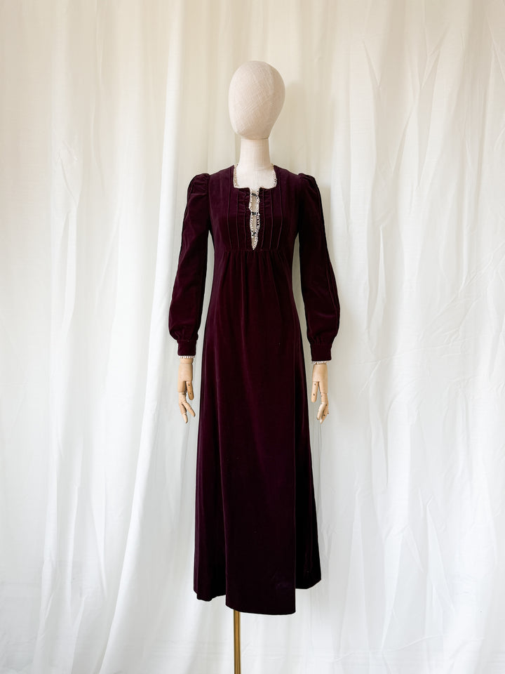 DELICIOUS RARE 1970S EARLYBIRD BURGUNDY VELVET MAXI DRESS
