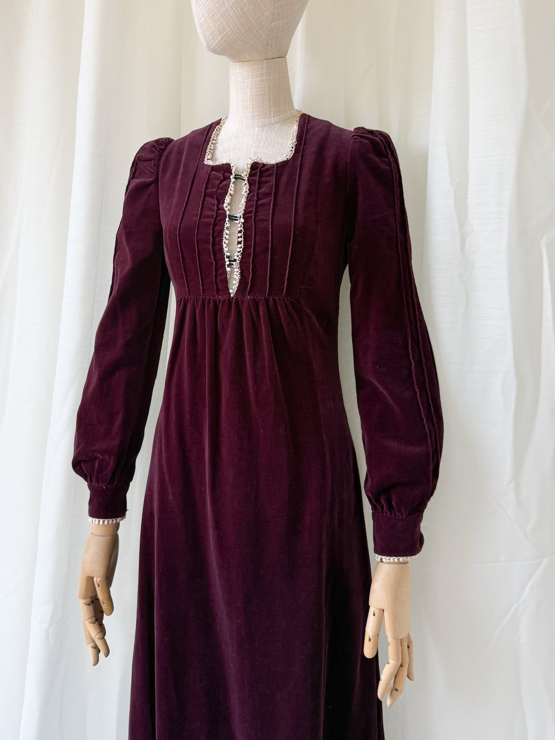DELICIOUS RARE 1970S EARLYBIRD BURGUNDY VELVET MAXI DRESS