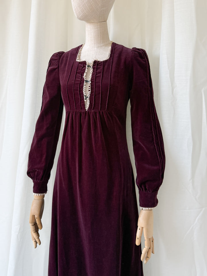 DELICIOUS RARE 1970S EARLYBIRD BURGUNDY VELVET MAXI DRESS