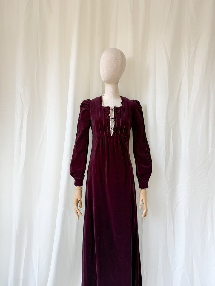 DELICIOUS RARE 1970S EARLYBIRD BURGUNDY VELVET MAXI DRESS