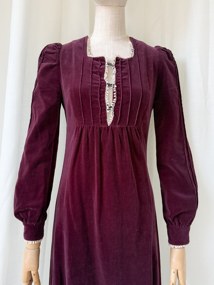DELICIOUS RARE 1970S EARLYBIRD BURGUNDY VELVET MAXI DRESS