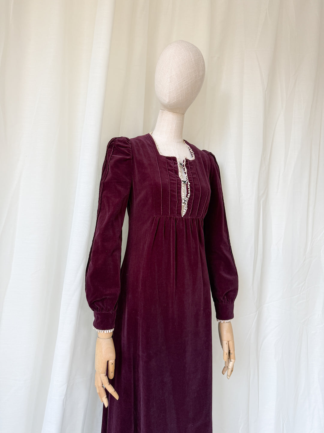 DELICIOUS RARE 1970S EARLYBIRD BURGUNDY VELVET MAXI DRESS