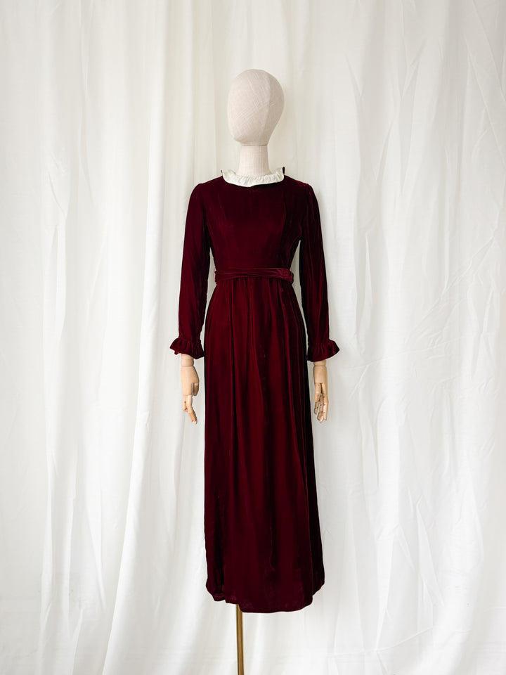 GORGEOUS 1970S LORRIE DEB RED VELVET MAXI DRESS