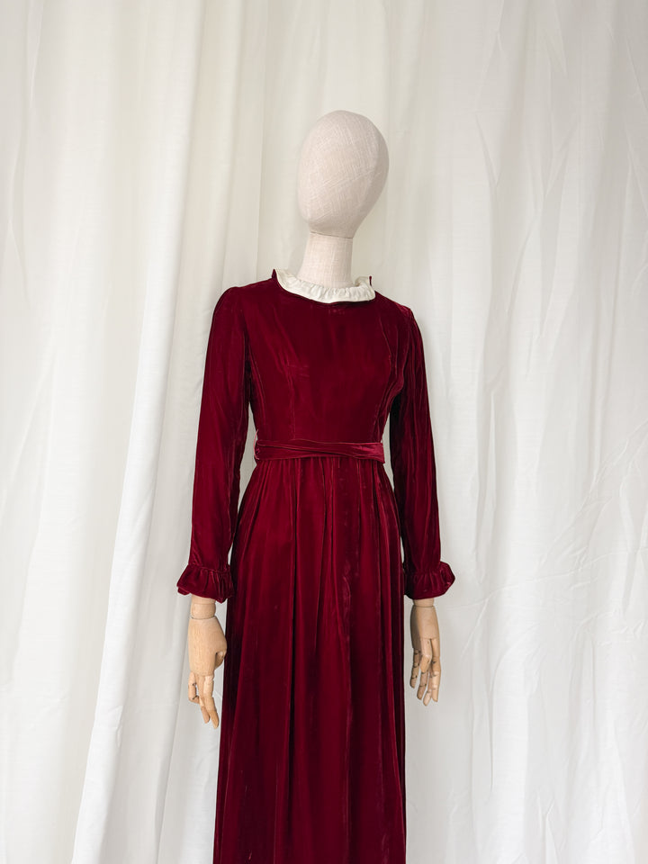 GORGEOUS 1970S LORRIE DEB RED VELVET MAXI DRESS