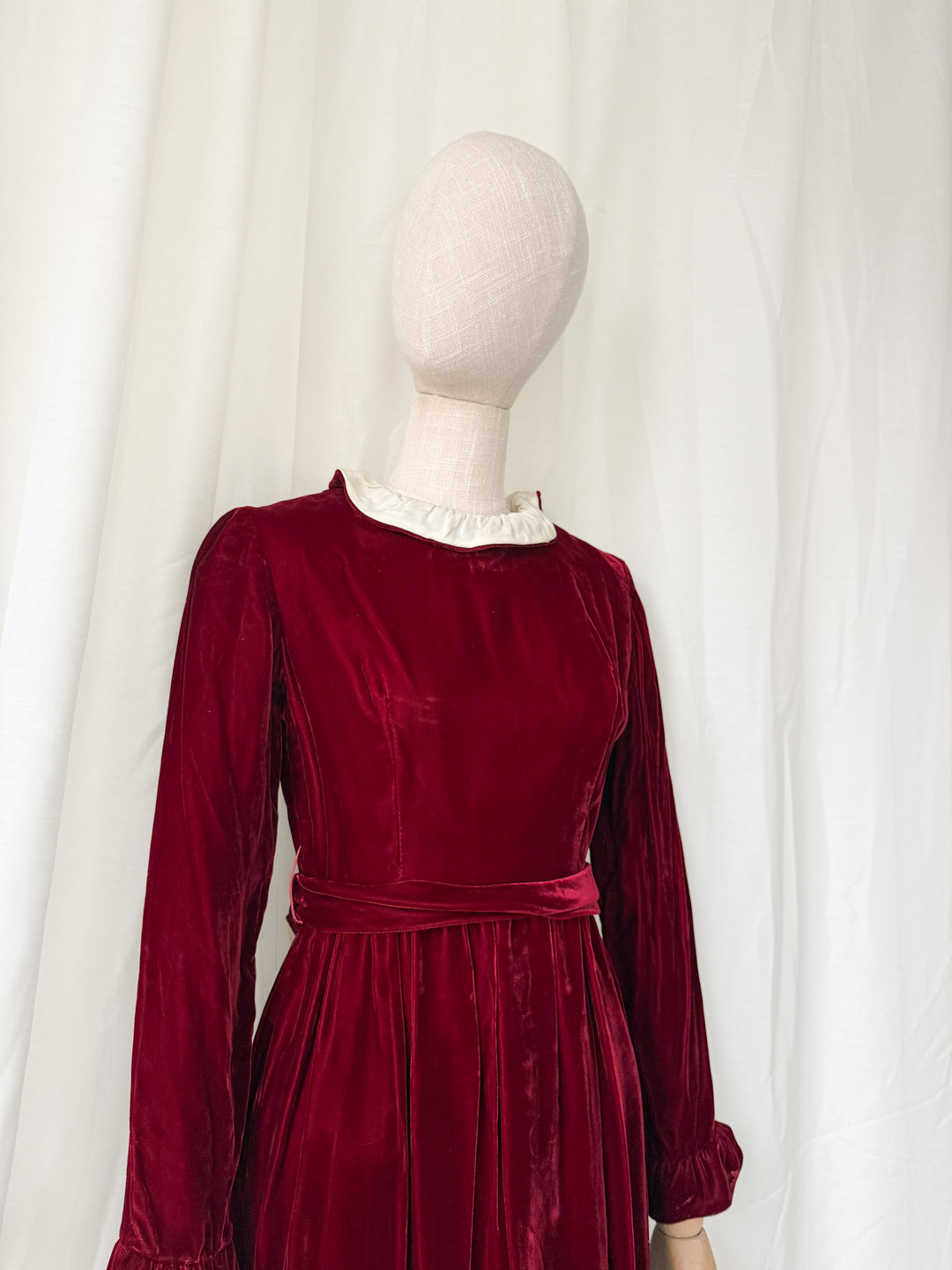 GORGEOUS 1970S LORRIE DEB RED VELVET MAXI DRESS
