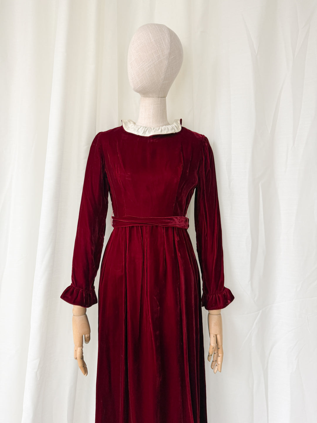 GORGEOUS 1970S LORRIE DEB RED VELVET MAXI DRESS