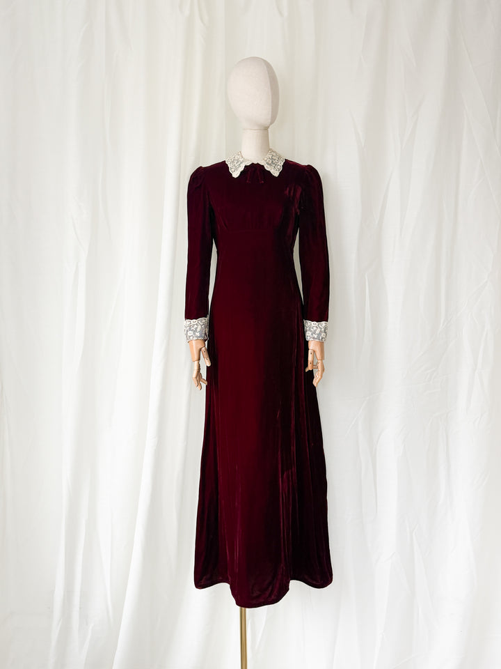 BREATHTAKING 1970S BURGUNDY VELVET LACE COLLAR MAXI DRESS