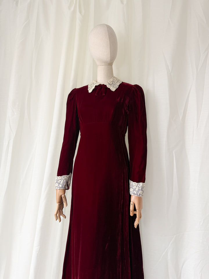 BREATHTAKING 1970S BURGUNDY VELVET LACE COLLAR MAXI DRESS