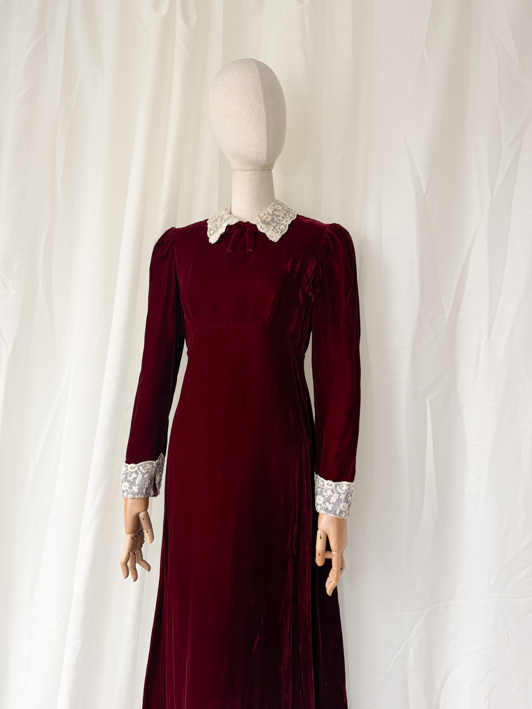 BREATHTAKING 1970S BURGUNDY VELVET LACE COLLAR MAXI DRESS