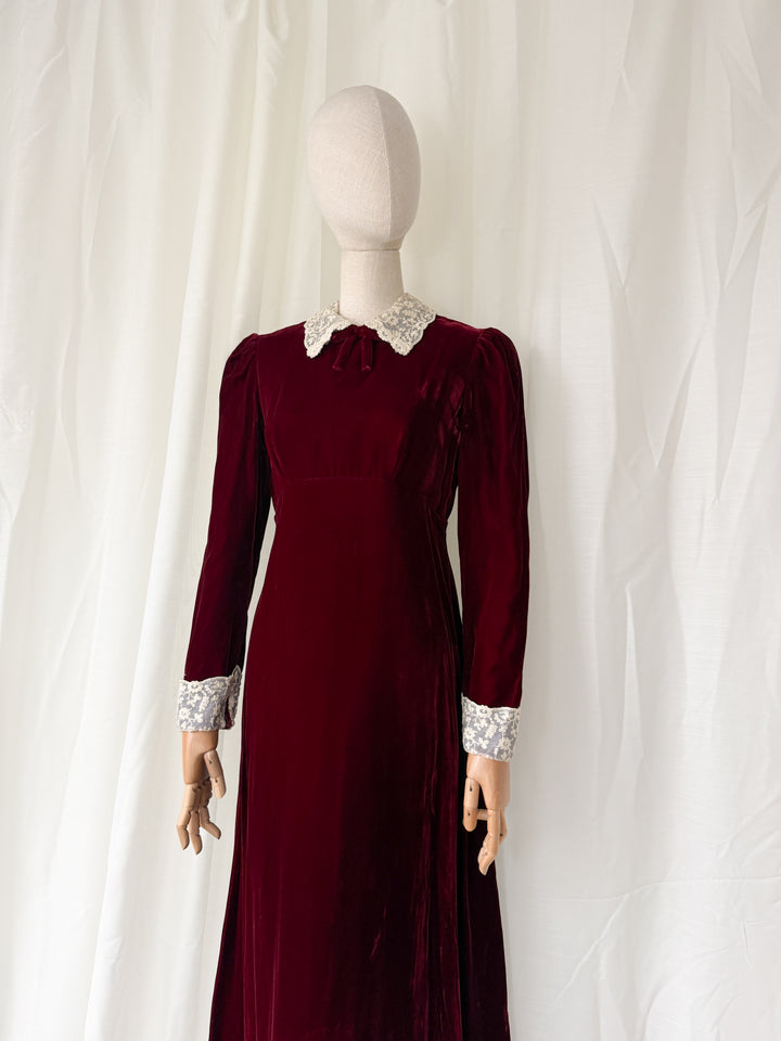 BREATHTAKING 1970S BURGUNDY VELVET LACE COLLAR MAXI DRESS