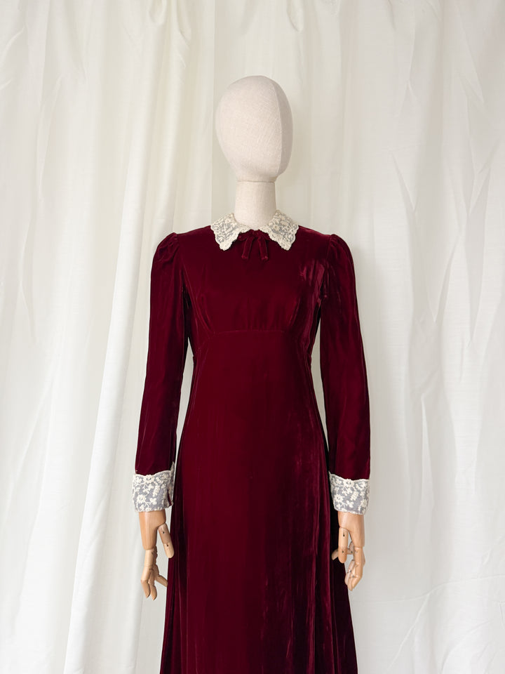 BREATHTAKING 1970S BURGUNDY VELVET LACE COLLAR MAXI DRESS