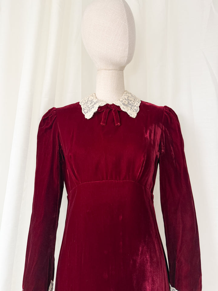 BREATHTAKING 1970S BURGUNDY VELVET LACE COLLAR MAXI DRESS