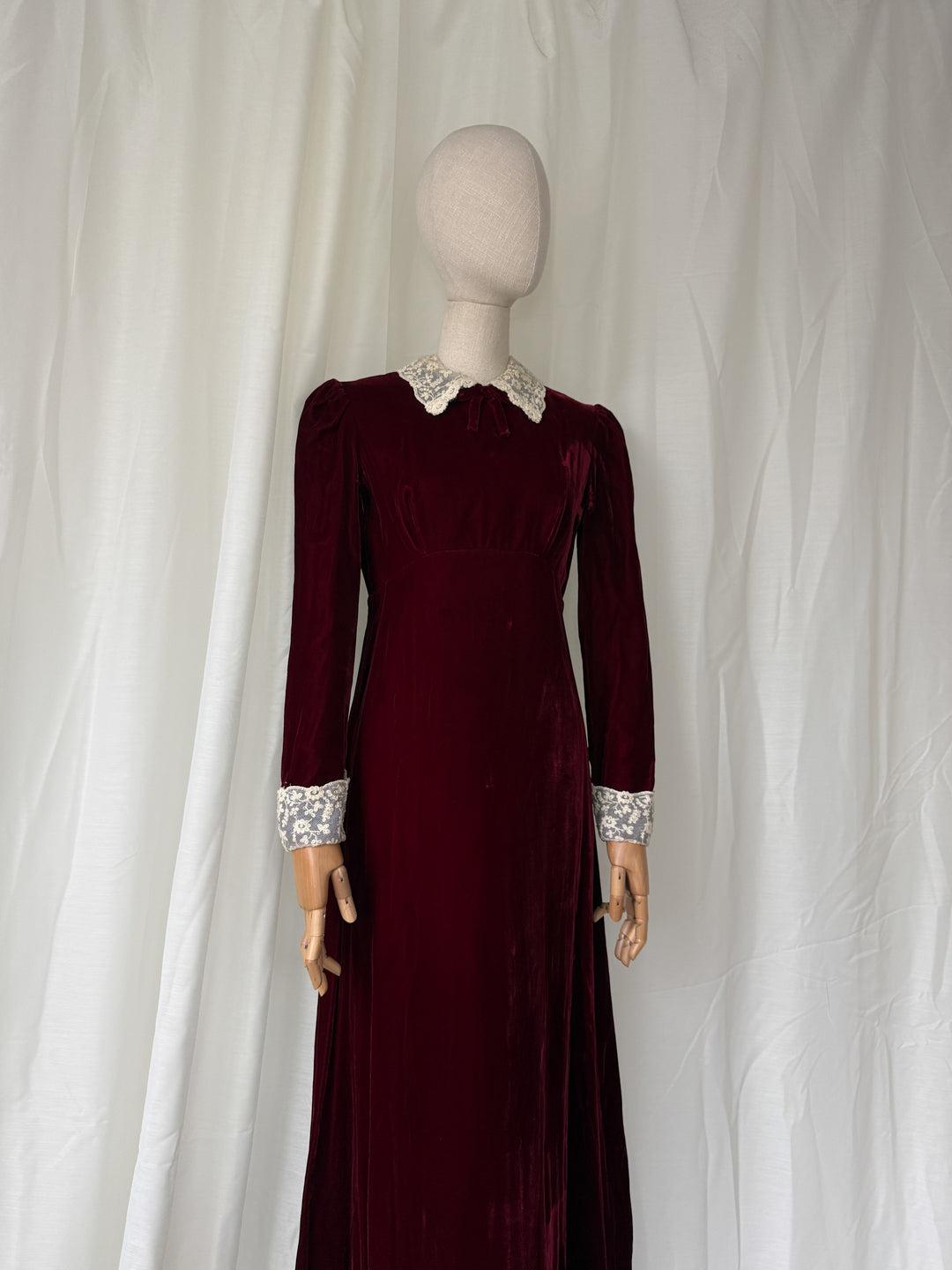 BREATHTAKING 1970S BURGUNDY VELVET LACE COLLAR MAXI DRESS
