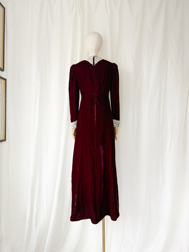 BREATHTAKING 1970S BURGUNDY VELVET LACE COLLAR MAXI DRESS