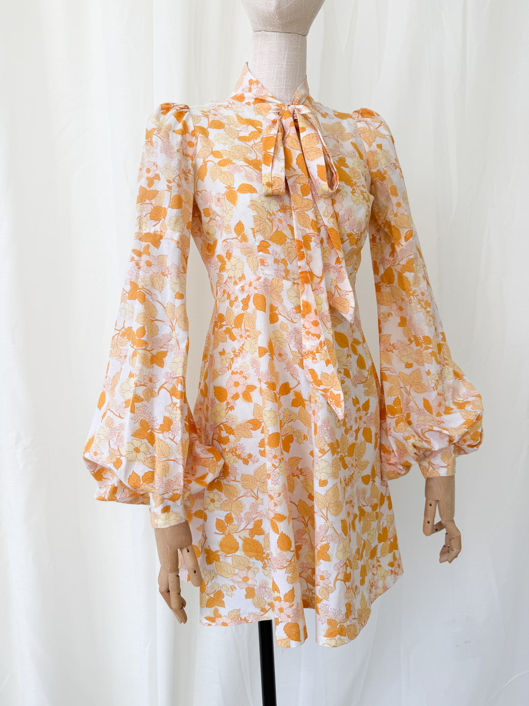 Incredible Precious 1960s Ann Reeves Bishop Sleeve Cotton Mini Dress