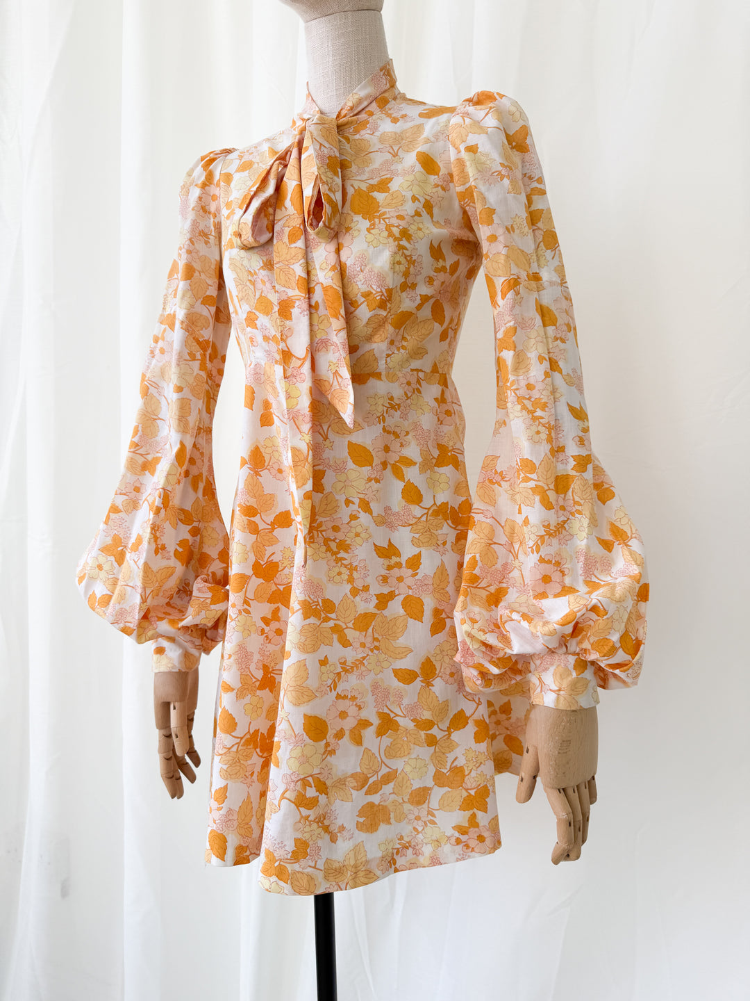 Incredible Precious 1960s Ann Reeves Bishop Sleeve Cotton Mini Dress