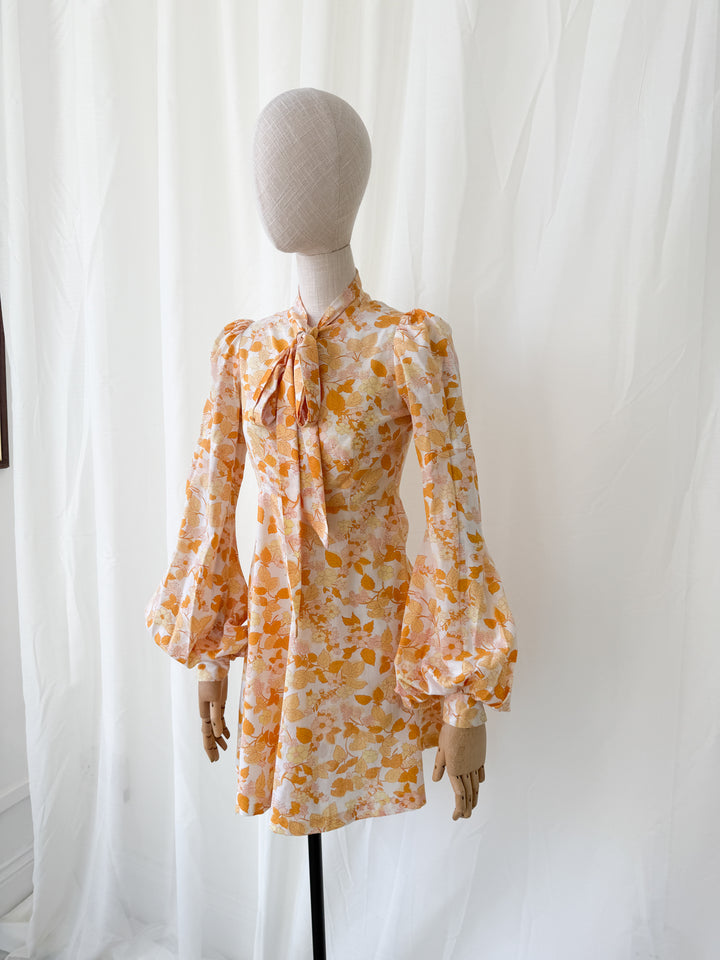 Incredible Precious 1960s Ann Reeves Bishop Sleeve Cotton Mini Dress