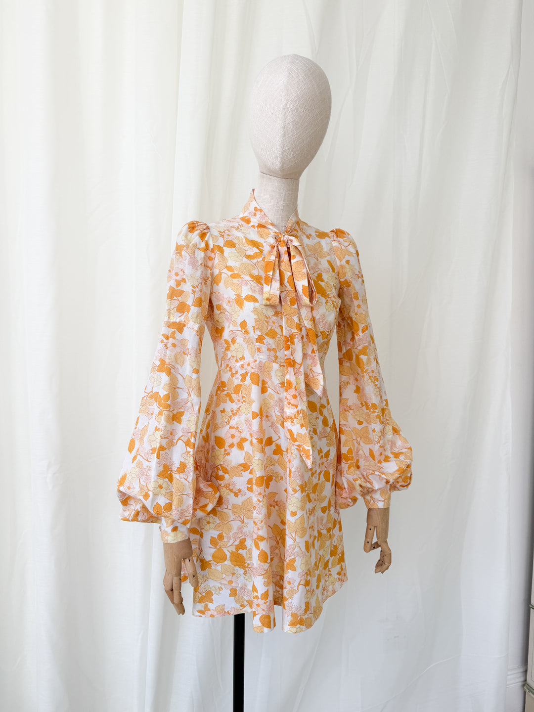 Incredible Precious 1960s Ann Reeves Bishop Sleeve Cotton Mini Dress