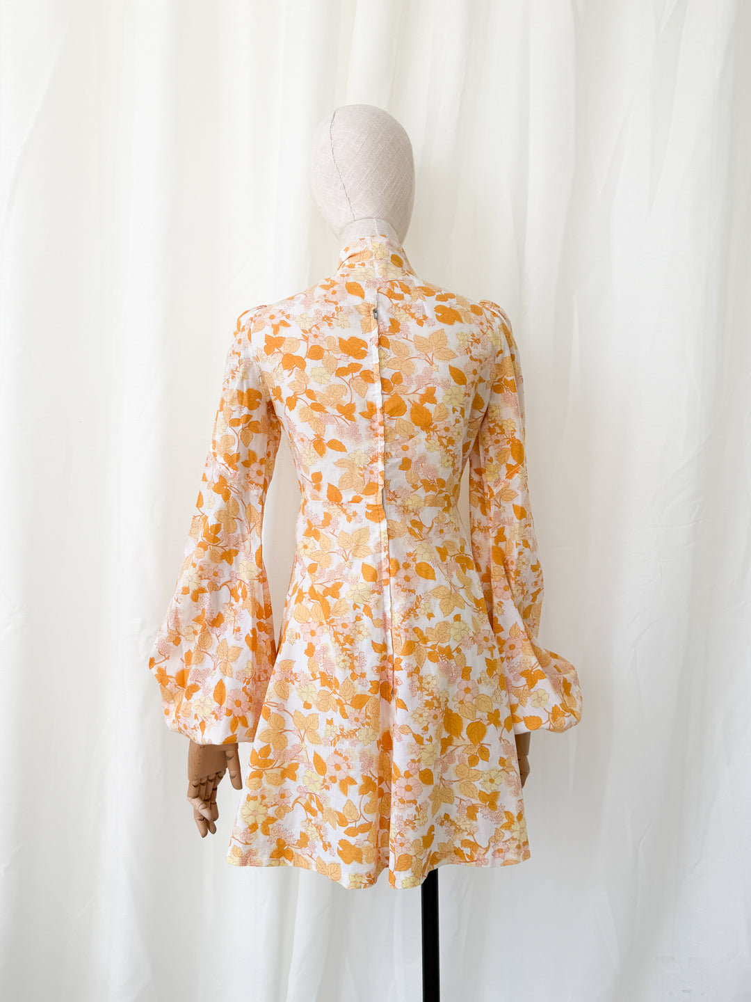 Incredible Precious 1960s Ann Reeves Bishop Sleeve Cotton Mini Dress