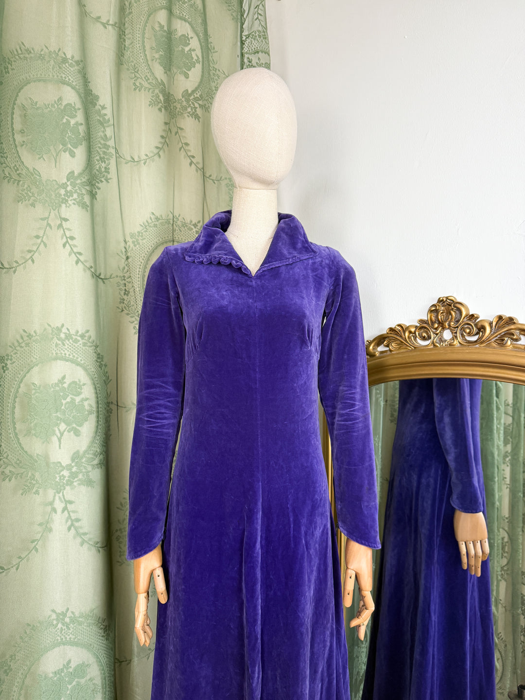 IRIS ~ SPELLBINDING SPINDLY 1970S VELVET MAXI DRESS
