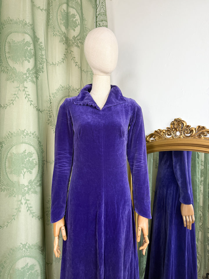 IRIS ~ SPELLBINDING SPINDLY 1970S VELVET MAXI DRESS