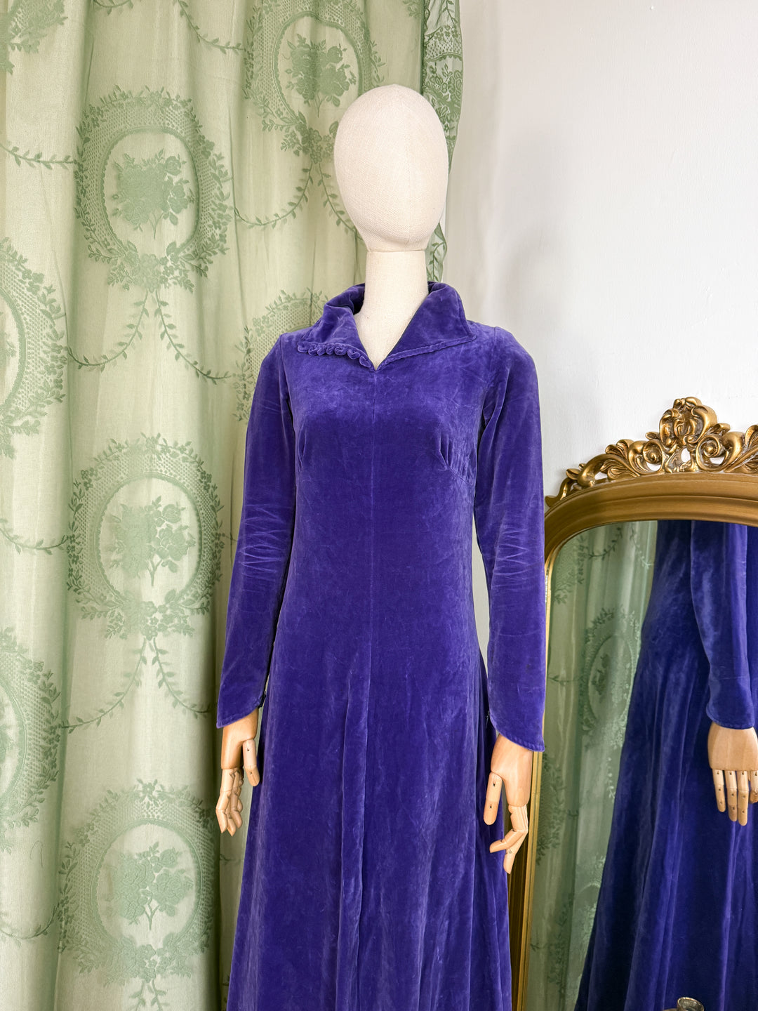 IRIS ~ SPELLBINDING SPINDLY 1970S VELVET MAXI DRESS