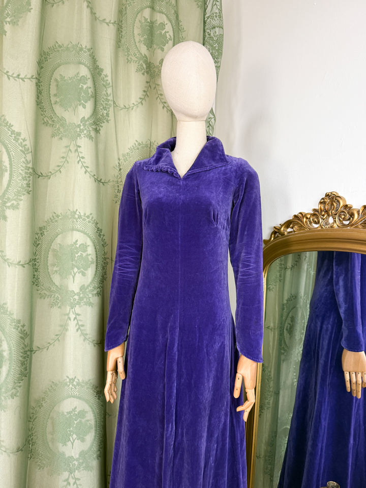 IRIS ~ SPELLBINDING SPINDLY 1970S VELVET MAXI DRESS