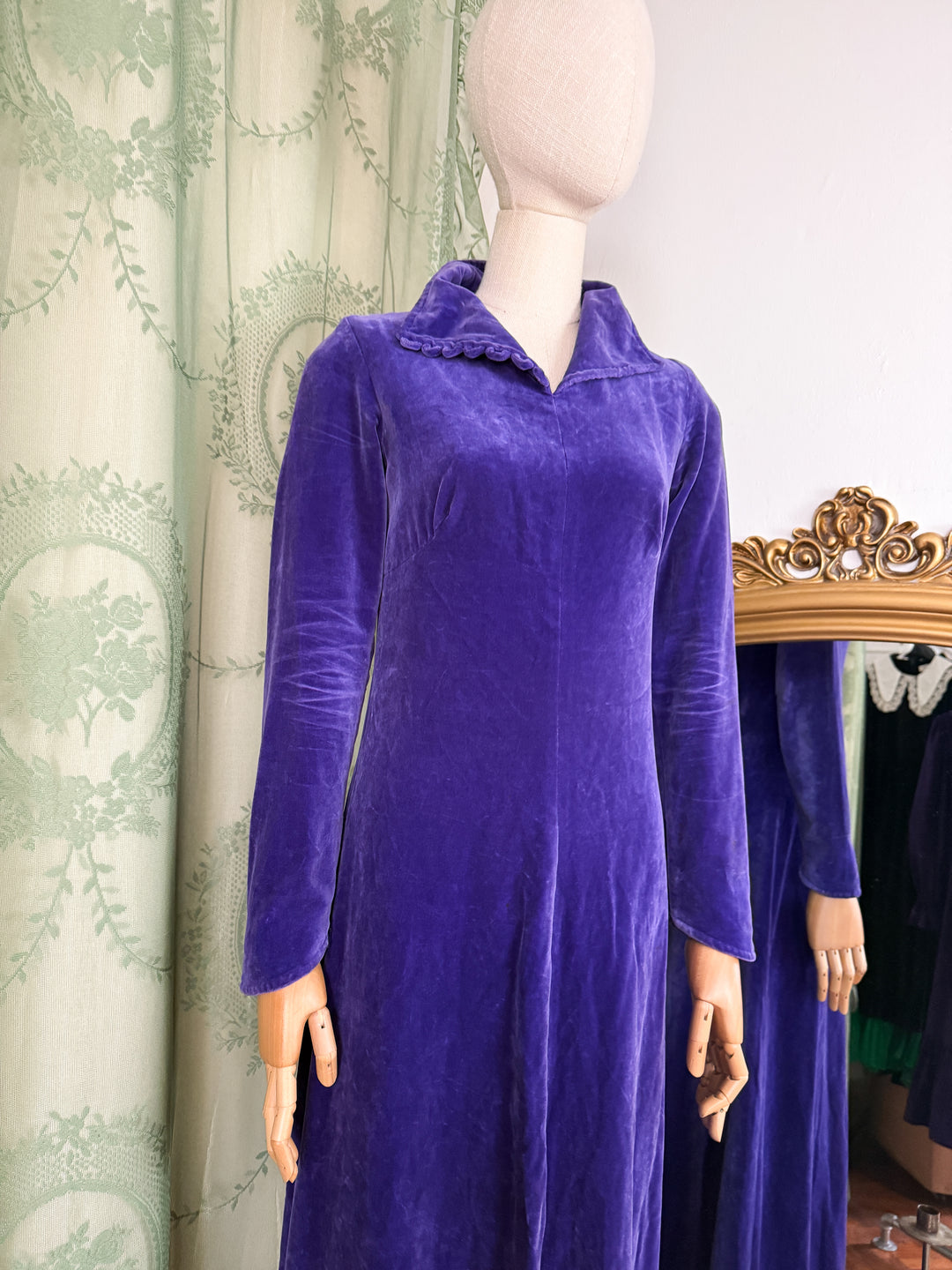 IRIS ~ SPELLBINDING SPINDLY 1970S VELVET MAXI DRESS