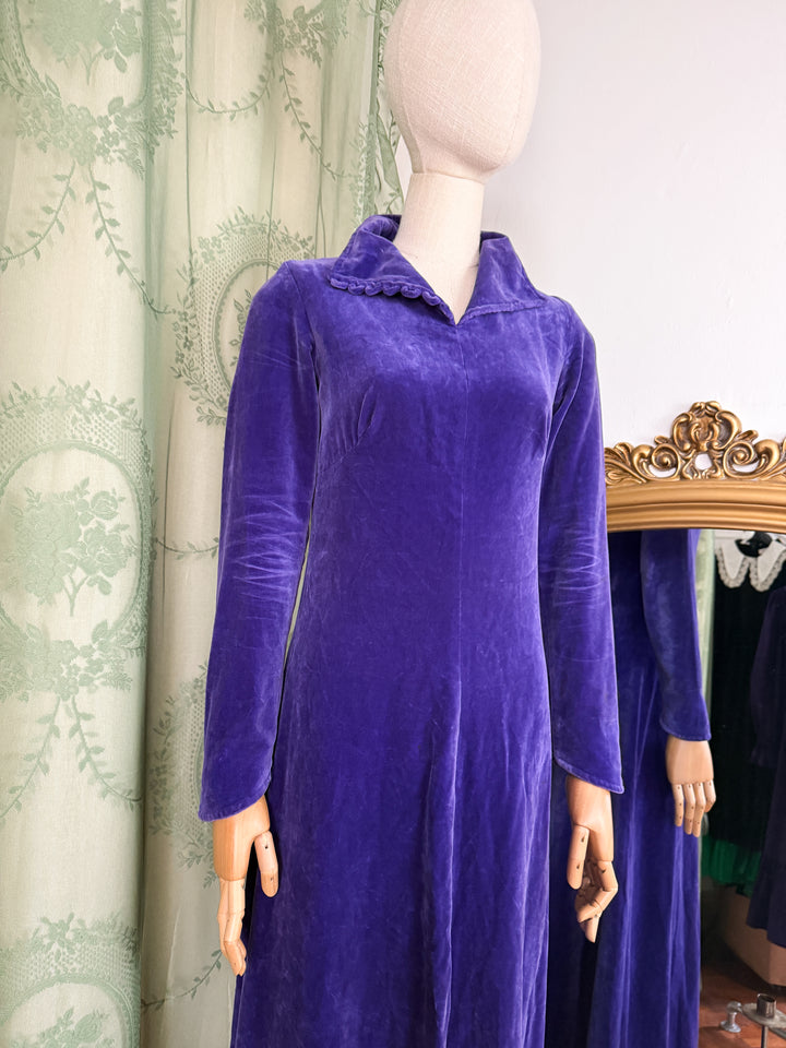 IRIS ~ SPELLBINDING SPINDLY 1970S VELVET MAXI DRESS