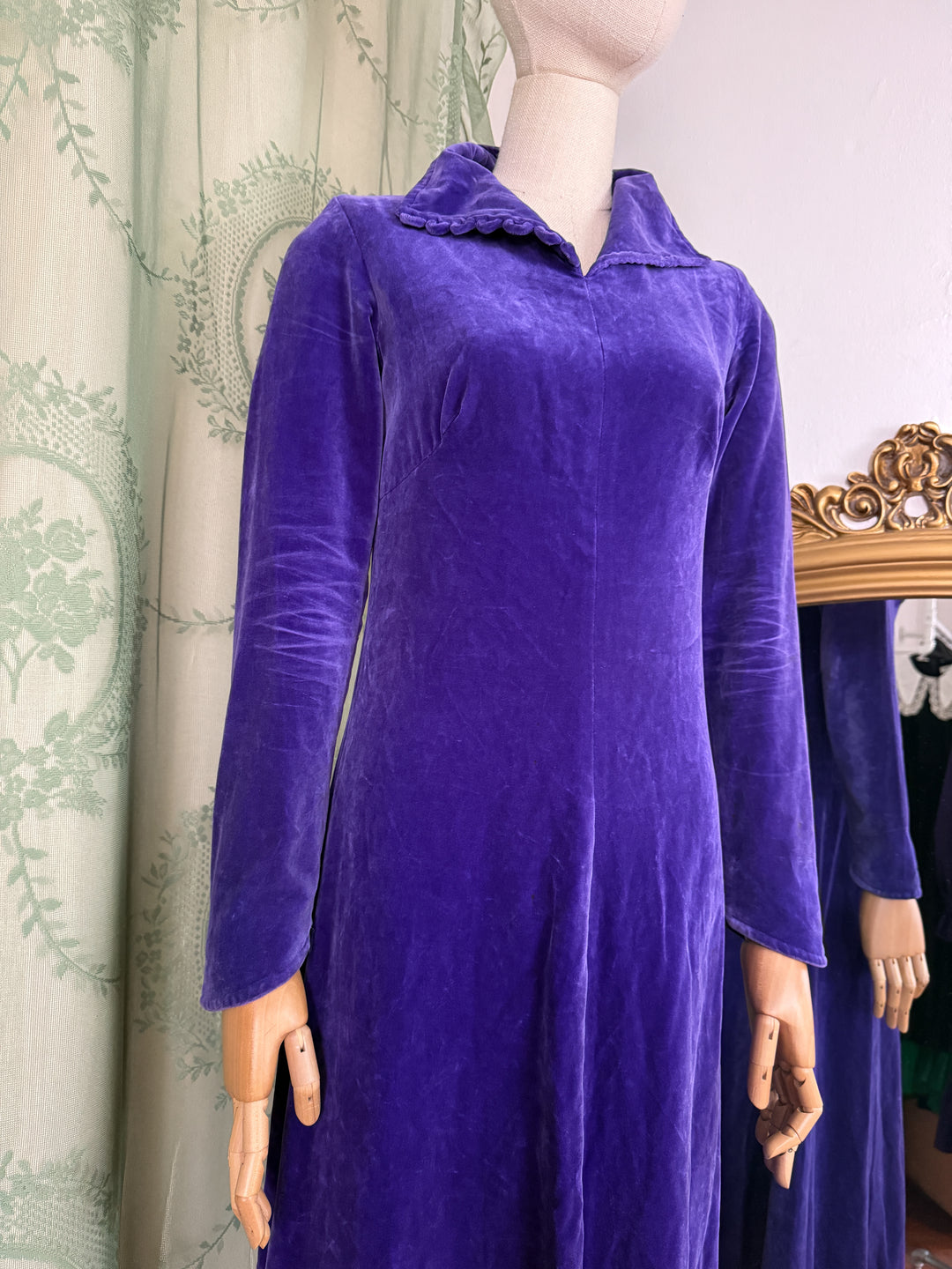 IRIS ~ SPELLBINDING SPINDLY 1970S VELVET MAXI DRESS