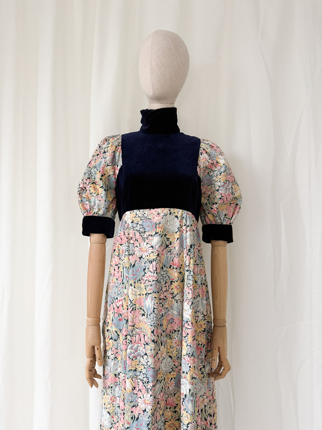 Beautiful Rare Velvet Bodice Floral Cotton 70s Maxi Dress